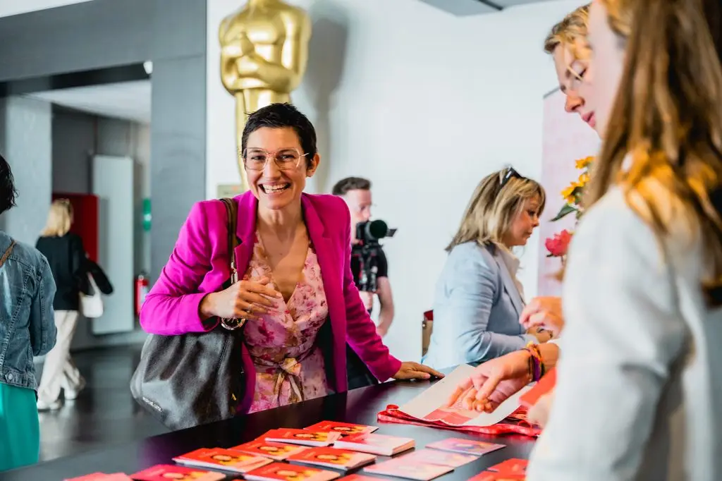 Sfeerfoto Fearless event gepresenteerd door Nies Cools. Corporate events