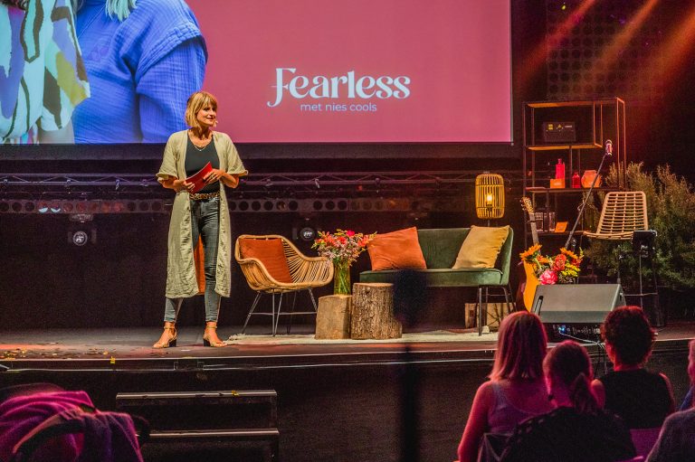 Productlancering organiseren Sfeerfoto Fearless event gepresenteerd door Nies Cools