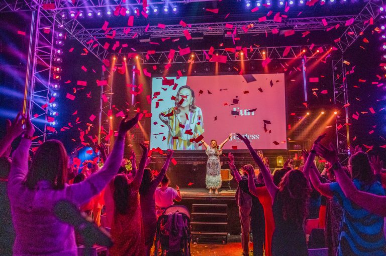 Personeelsfeest Sfeerfoto Fearless event gepresenteerd door Nies Cools . Corporate event