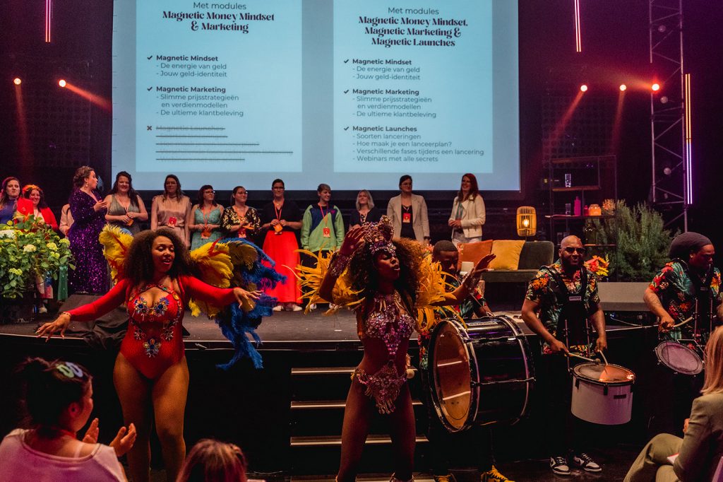 Wat personeelsfeesten kunnen leren van succesvolle festivals Sfeerfoto Fearless event gepresenteerd door Nies Cools